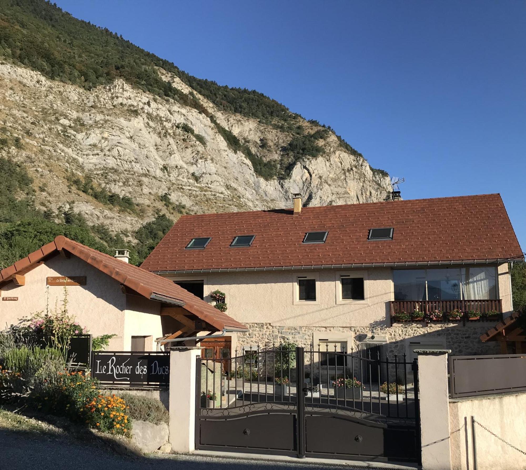Le Rocher Des Ducs, Vue Sur Montagne, Abris Voitures Et Motos Le Glaizil Exteriér fotografie