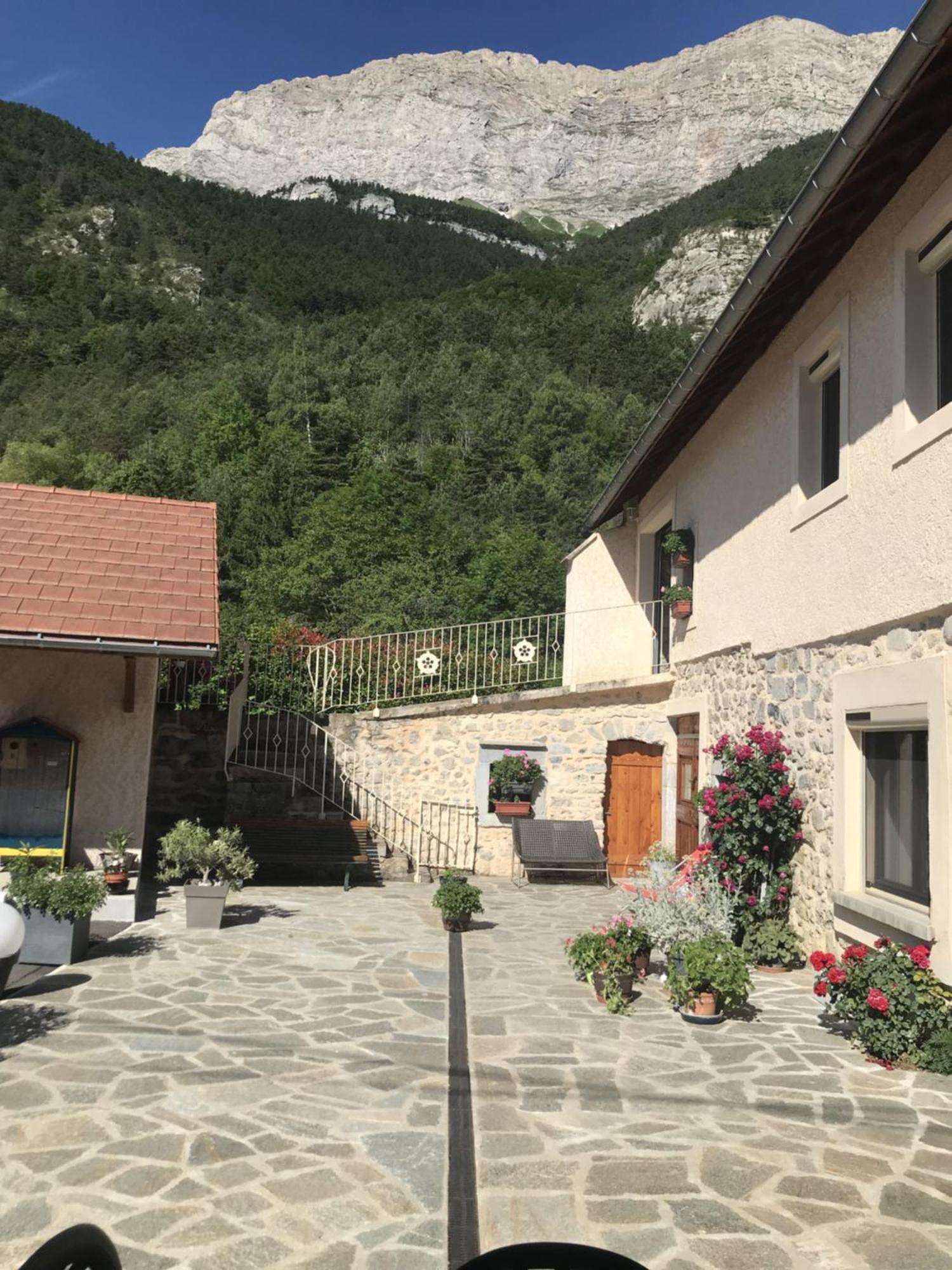 Le Rocher Des Ducs, Vue Sur Montagne, Abris Voitures Et Motos Le Glaizil Exteriér fotografie